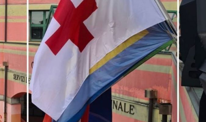 8 Maggio 2021 bandiera CRI sventola sul Municipo Nichelino